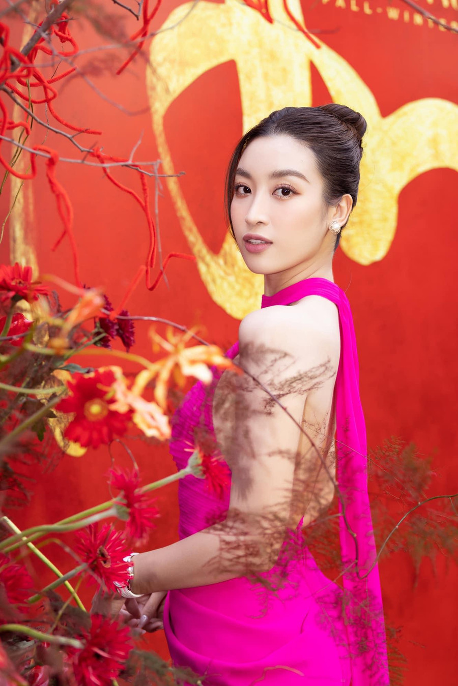 Xuất hiện tại sự kiện, nàng hậu diện bộ váy tông màu hồng khoe vai trần thon thả, quyến rũ.