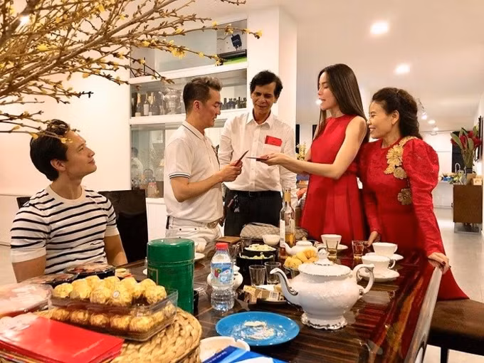 Sao Việt khoe ảnh đưa "người yêu" về quê đón Tết