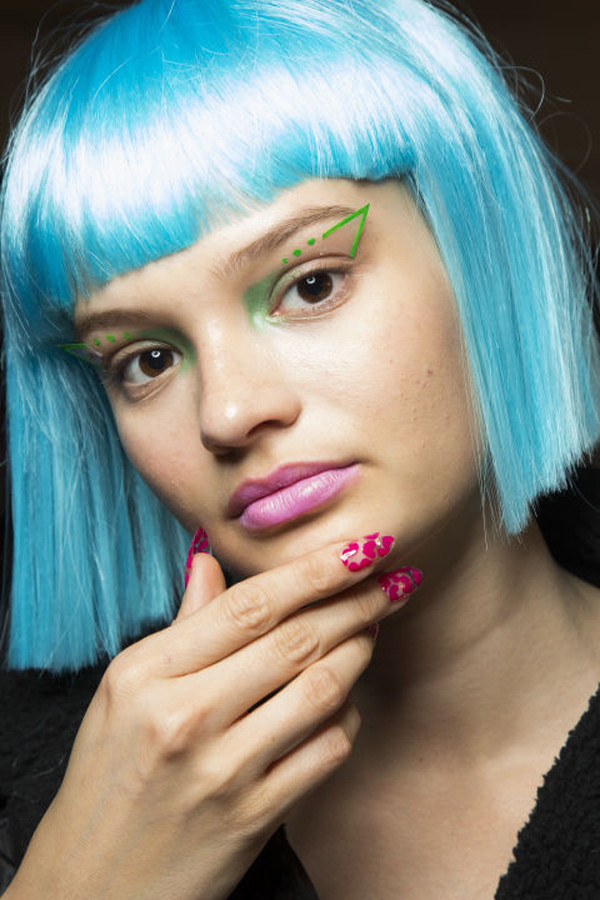 Jeremy Scott chọn mẫu móng rất lãng mạn, cánh hoa hồng đính trên nền móng trong.