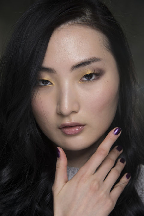 Dàn chân dài nhà Pamella Roland xuất hiện với mẫu móng tím nhũ.