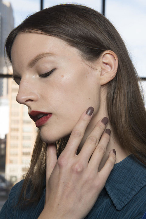 Nhà mốt Colovos chọn một màu móng khá khó nhằn là màu m ắm tôm.