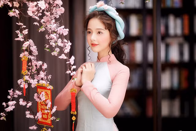 Hương chia sẻ: Sau nhiều năm không hoạt động nghệ thuật, em chính thức trở lại với con đường này. Dự định của em trong 2 năm tới đó là làm hết sức mình, tham gia nhiều dự án xây dựng tên tuổi và phát triển hình ảnh bản thân.