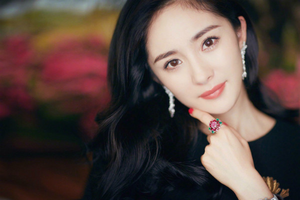 Vẻ đẹp ngọt ngào của bà xa Lưu Khải Uy Vẻ đẹp ngọt ngào của bà xa Lưu Khải Uy.