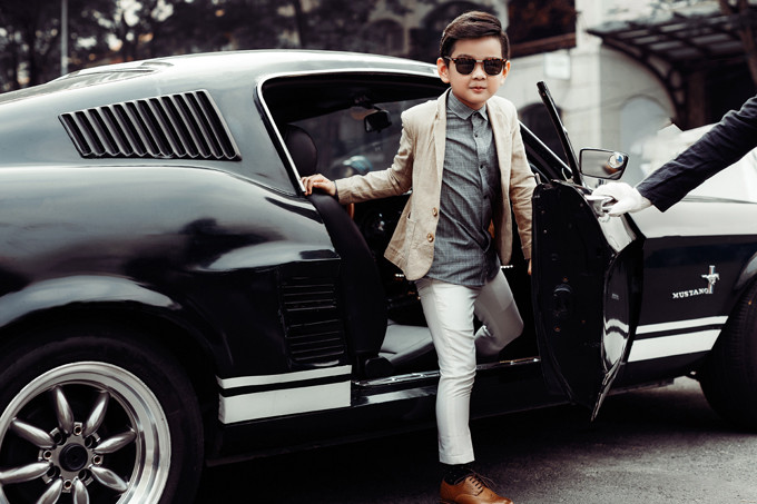 Góp mặt trong bộ ảnh thời trang, "hot boy" nhí Phong Vinh gây được sự ấn tượng mạnh mẽ bằng khả năng tạo dáng chuyên nghiệp. Chọn đồ đi chơi Tết cho các hoàng tử bé