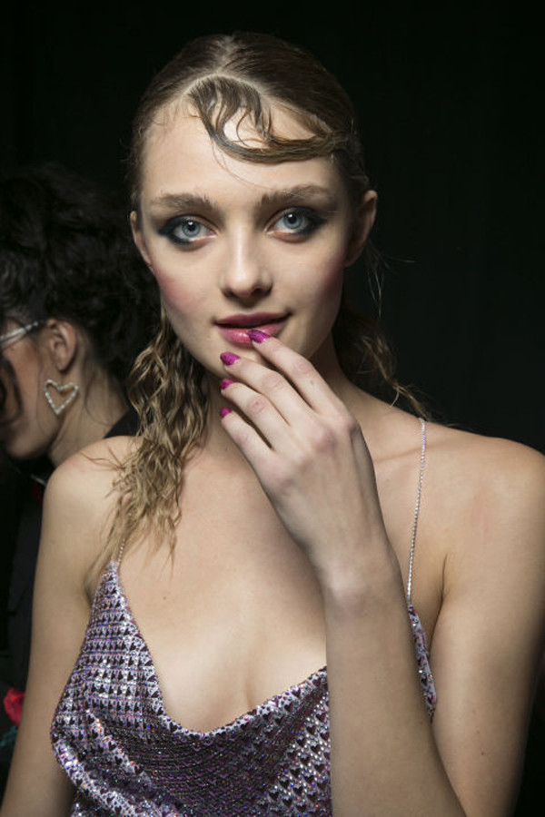 Dàn chân dài của Adam Selman nổi bật với mẫu móng