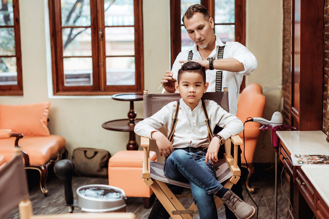 Áo vest, sơ mi, skinny và quần âu ống côn được kết hợp hài hoà đểtạo dựng hình ảnh chỉn chu cho bé trai khi đi chúc Tết ông bà,cha mẹ. Chọn đồ đi chơi Tết cho các hoàng tử bé - 5