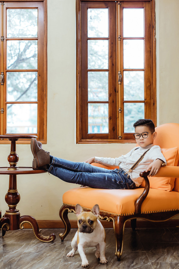 Thời gian dài tham gia sinh hoạt trong câu lạc bộ người mẫu nhí Pink Kids đã giúp Phong Vinh có được phong cách chuyên nghiệp khithực hiện các shoot ảnh thời trang. Chọn đồ đi chơi Tết cho các hoàng tử bé - 8