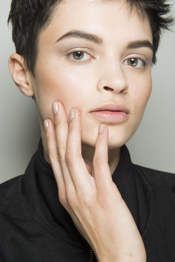 Cũng sử dụng màu nude nhưng nhà mốt Alexander Wang chọn sắc thái lì và dáng móng vuông ngắn.