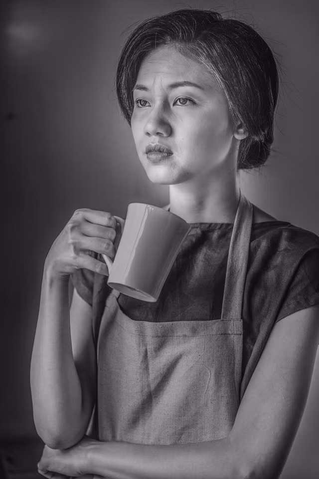 Thanh Tú chia sẻ: “Tú mong những cặp đôi yêu nhau sẽ luôn biết chờ đợi nhau. Chờ nhau trưởng thành, chờ nhau qua những giận hờn,… để có thể nhìn thấy nhau mỗi sớm khi tóc bạc đầu”.