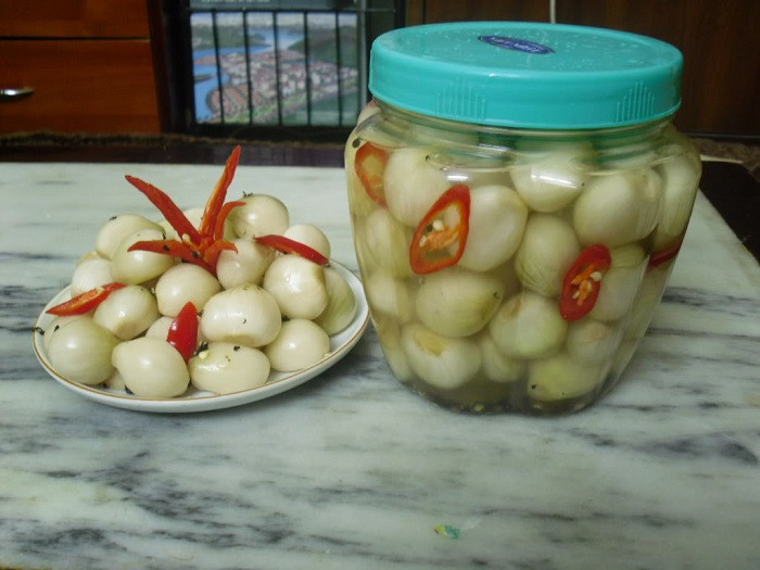Cần nén chặt hành ngập trong nước muối để tránh bị thâm. Cần nén chặt hành ngập trong nước muối để tránh bị thâm.