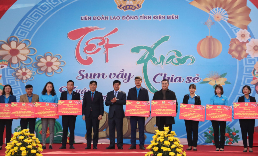Ông Lê Thành Đô (thứ 6 từ phải sang) cùng đại diện LĐLĐ tỉnh Điện Biên trao biển tượng trưng cho các đơn vị có đoàn viên được nhận thẻ “Chợ Tết Công đoàn năm 2024” qua sàn thương mại điện tử.