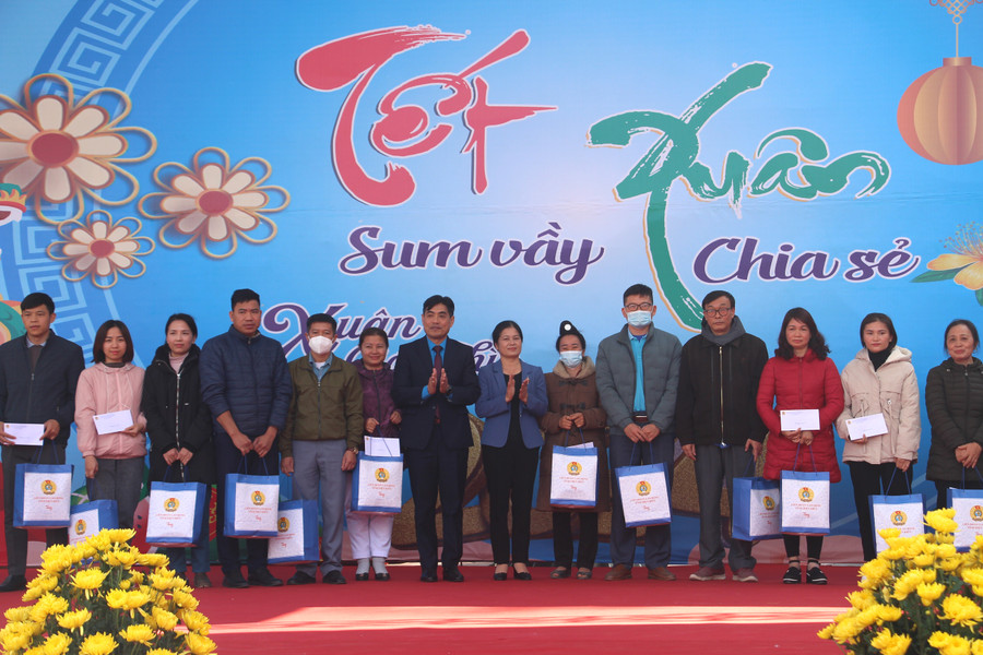 Lãnh đạo LĐLĐ tỉnh Điện Biên trao quà cho Đoàn viên, người lao động có hoàn cảnh khó khăn.