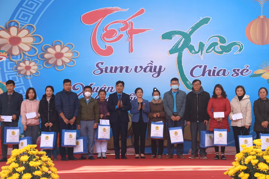 Lãnh đạo LĐLĐ tỉnh Điện Biên trao quà cho Đoàn viên, người lao động có hoàn cảnh khó khăn.