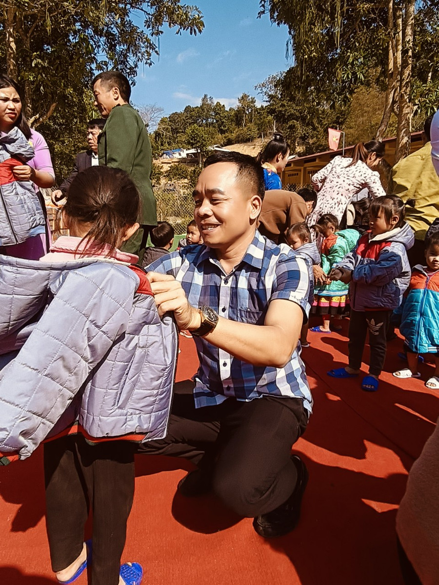 Trao áo ấm cho trò nghèo...