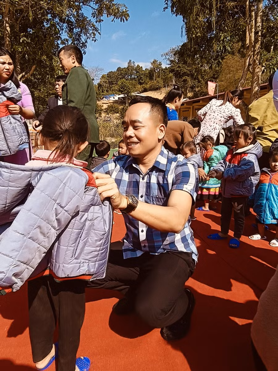 Trao áo ấm cho trò nghèo...