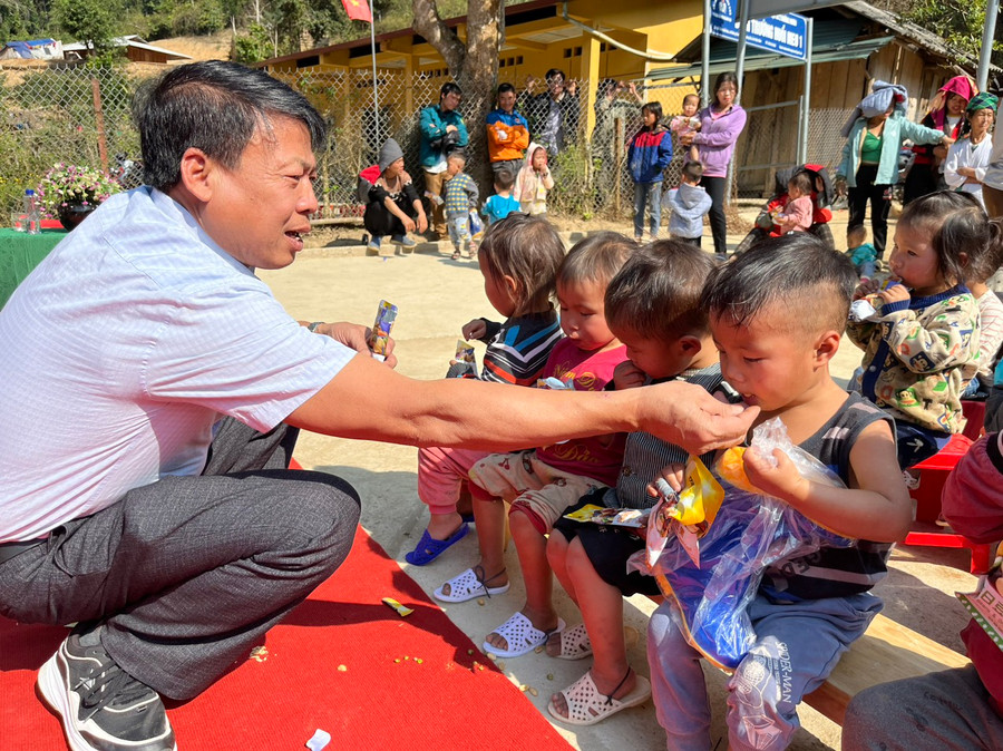 Đại diện HTX Toàn Hương Điện Biên chung tay hỗ trợ chương trình.