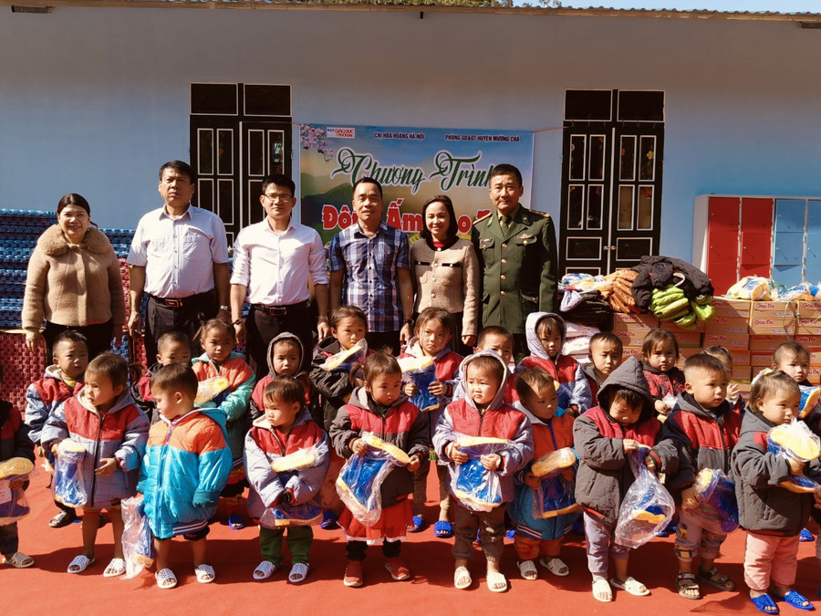 Các phần quà được chuyển trao dưới sự chứng kiến của cấp ủy, chính quyền và lực lượng vũ trang địa phương.
