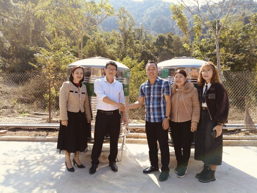 Trao nhận téc nước tại điểm trường Huổi Meo.