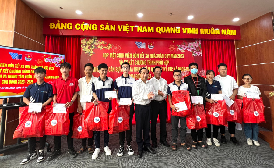 PGS.TS Vũ Hải Quân, Giám đốc ĐHQG TPHCM cùng các sinh viên ăn Tết xa nhà.