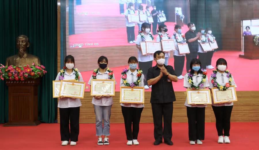 Trao tặng Bằng khen cho học sinh giỏi