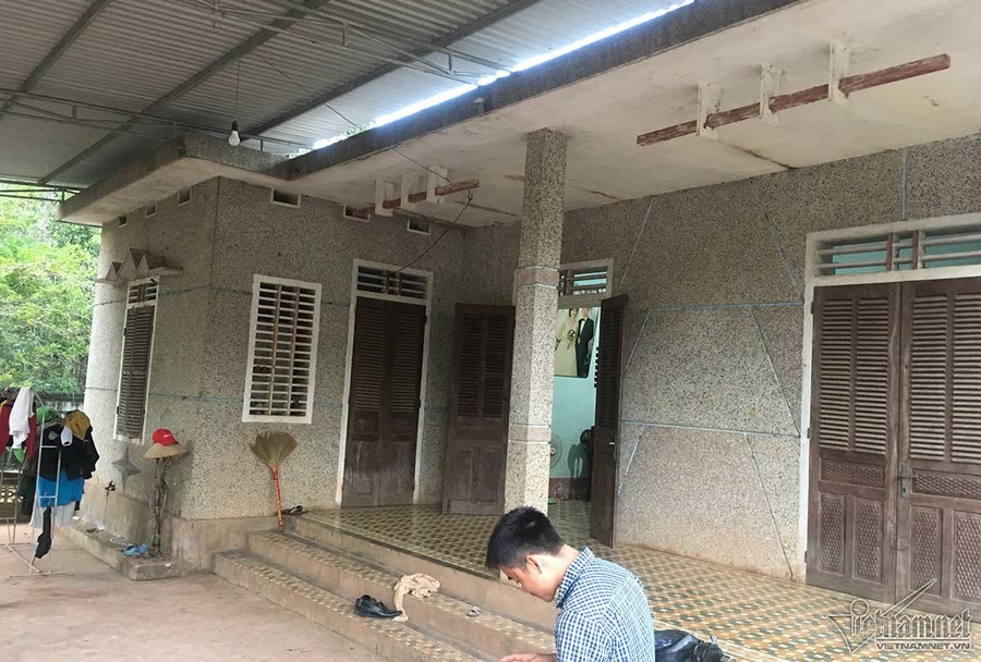 Căn nhà được xây dựng từ tiền bán đá đỏ của ông Phong lớn nhất vùng hồi đó. Ảnh: Quốc Huy. Đại gia đá đỏ đếm tiền cả ngày không hết giờ ra sao?