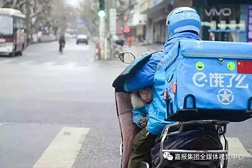 Xúc động hình ảnh cô bé 3 tuổi đi ship hàng cả ngày với bố ảnh 3 Năm 2017 vợ Li bỏ nhà đi không trở lại. Chịu chấn thương sau tai nạn, lại phải chăm sóc con nhỏ nên Li phải ở nhà một thời gian. Sau Tết 2018, Li bắt đầu với nghề giao hàng.