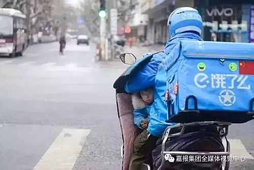 Năm 2017 vợ Li bỏ nhà đi không trở lại. Chịu chấn thương sau tai nạn, lại phải chăm sóc con nhỏ nên Li phải ở nhà một thời gian. Sau Tết 2018, Li bắt đầu với nghề giao hàng.