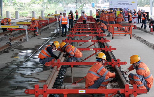Các kỹ sư và công nhân lắp ray tại Depot Nhổn sáng 31/1. Ảnh: Võ Hải. Tuyến Metro Nhổn-ga Hà Nội hoàn thành 98% đoạn trên cao - 1