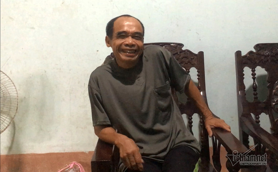 Ông Phong cười tươi khi nhớ lại thời vàng son. Ảnh: Quốc Huy Đại gia đá đỏ đếm tiền cả ngày không hết giờ ra sao?