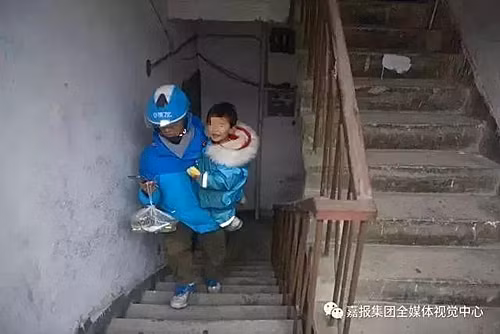 Mỗi ngày 7h30 sáng, Li khởi hành từ phòng trọ đến Gia Hưng, làm việc đến 7h30 tối. Anh làm chho con gái một chỗ ngồi ở nơi để chân, nơi có thể che nắng mùa hè, chắn gió mùa đông. Cô bé lắc lư trên xe bố cả chục tiếng.Bằng nghề này Li có thu nhập ổn và vẫn có thể chăm sóc con gái.Vào đông lạnh nên Li mặc cho con 3 bộ quần áo.