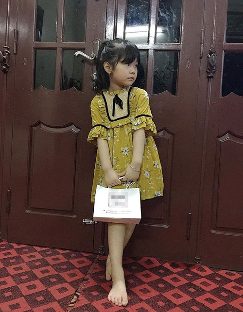 Bé gái đập heo đất vì "lợn đang có dịch, không thể nuôi" ảnh 3 Chiếc váy được mua với số tiền tiết kiệm và tài trợ từ mẹ.