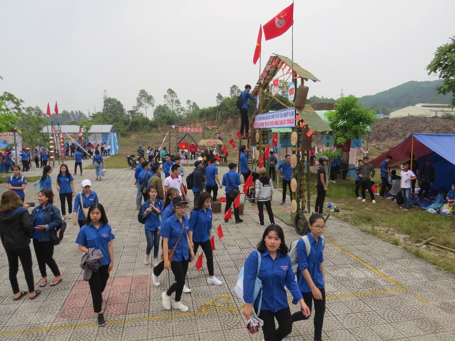  Sinh viên trường ĐHSP Huế trang trí khu vực trại của mình