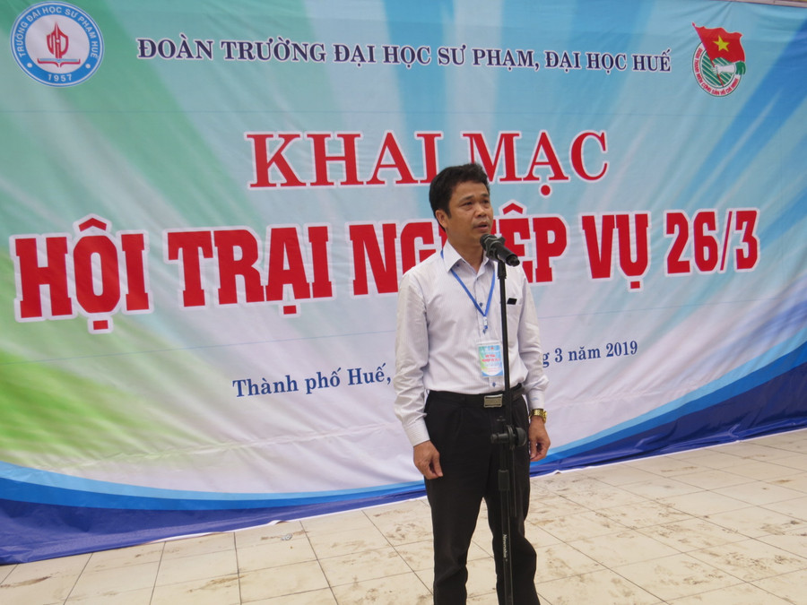 PGS.TS Nguyễn Đình Luyện – Phó Hiệu trưởng Trường ĐHSP Huế phát biểu khai mạc Hội trại Tuổi trẻ Sư phạm Huế tiếp lửa truyền thống, xây dựng tương lai PGS.TS Nguyễn Đình Luyện – Phó Hiệu trưởng Trường ĐHSP Huế phát biểu khai mạc Hội trại Tuổi trẻ Sư phạm Huế tiếp lửa truyền thống, xây dựng tương lai
