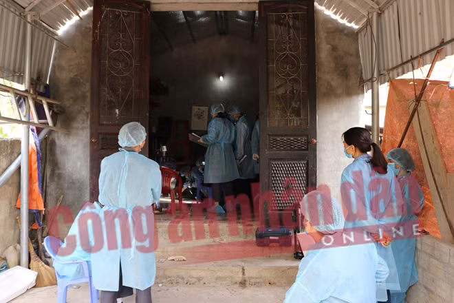 Cơ quan CSĐT khám xét nhà đối tượng Bùi Văn Công.