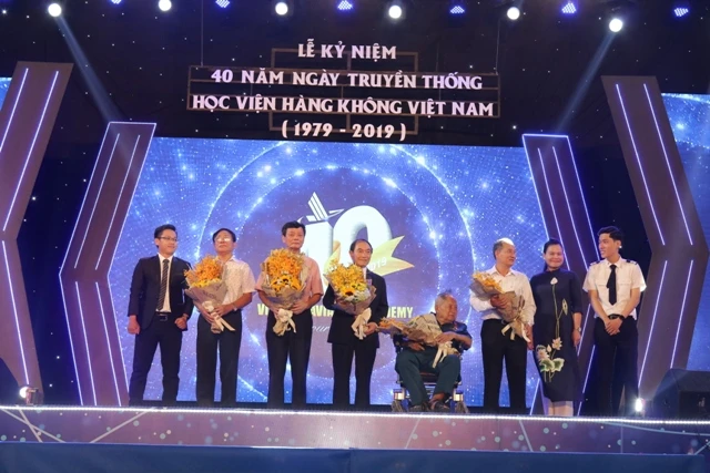 Các ban ngành chúc mừng Học viện Hàng không