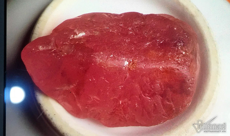 Viên đá ruby quý hiếm đặt lên phần trôn của bát ăn cơm - Ảnh nhân vật cung cấp. Đại gia đá đỏ đếm tiền cả ngày không hết giờ ra sao?