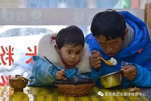 Hai bố con Li thường ăn trưa lúc 2 -3 giờ chiều và trở về phòng khi đã tối muộn. Lúc đó hai bố con đã kiệt sức.