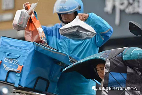 Xúc động hình ảnh cô bé 3 tuổi đi ship hàng cả ngày với bố ảnh 2 Li Bangyong, 39 tuổi quê Vân Nam, đến Gia Hưng làm việc và lấy đồng nghiệp người Tứ Xuyên. Năm 2016 anh bị tai nạn nghề nghiệp dẫn đến bị thương ở tay. Mặc dù được bồi thường nhưng Li không thể làm việc trong xưởng nữa.