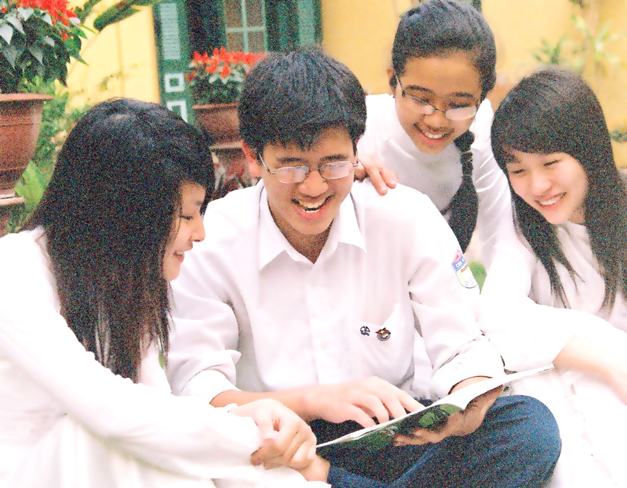 Học sinh thảo luận và giao tiếp bằng Ngoại ngữ trong giờ ngoại khóa