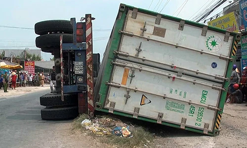 Hiện trường xe container lật đè ba bà cháu. Ảnh: Thanh Phong.