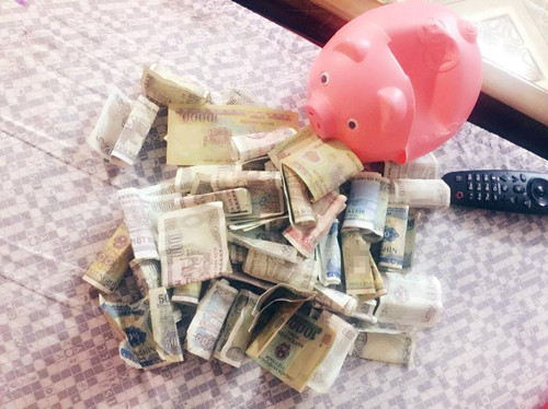 Quỹ tiết kiệm cô bé dùng để mua váy. Quỹ tiết kiệm cô bé dùng để mua váy.