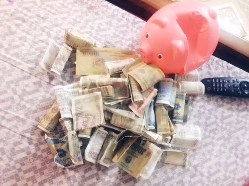 Quỹ tiết kiệm cô bé dùng để mua váy.