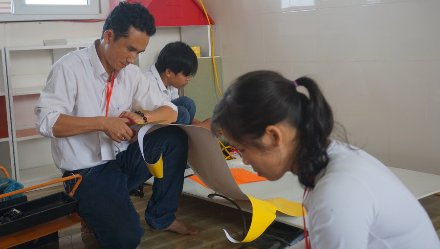 Thầy giáo Lý Huỳnh Chí Đạt – đơn vị Phòng GDĐT thị xã Buôn Hồ đang làm ĐDĐC tại Hội thi