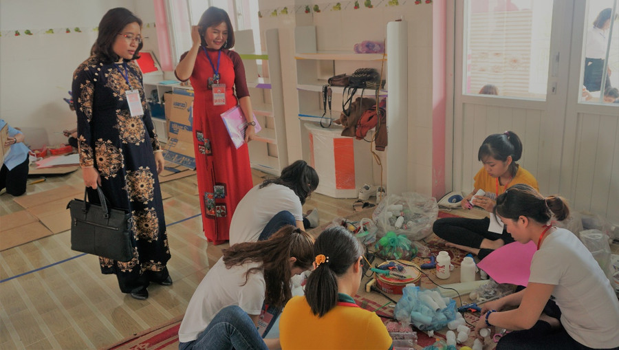 Ban tổ chức Giám sát việc làm đồ dùng đồ chơi của giáo viên tại Hội thi