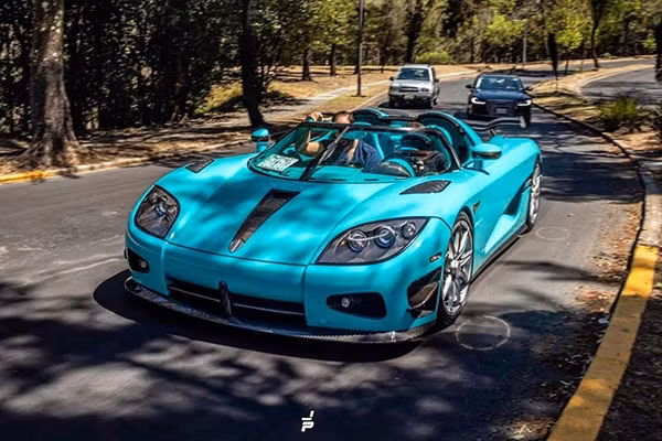 Một số hình ảnh khác của chiếc siêu xe gặp nạn.