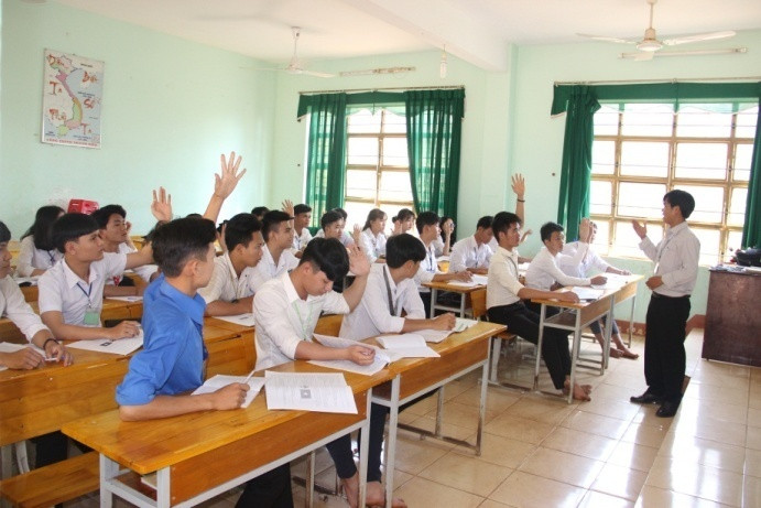 Thầy Phạm Phú Hoành trong tiết dạy Lịch sử lớp 12 Ảnh: Vũ Bình. Thầy Phạm Phú Hoành trong tiết dạy Lịch sử lớp 12 Ảnh: Vũ Bình.