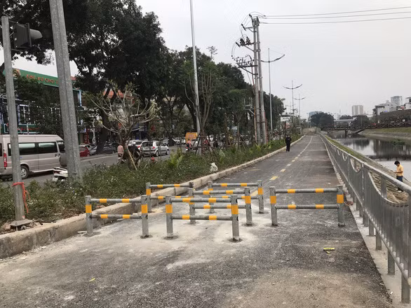 Chống xe máy vào đường người đi bộ, Hà Nội dựng ba lớp rào chắn - Ảnh 1. Chống xe máy vào đường người đi bộ, Hà Nội dựng ba lớp rào chắn - Ảnh 1.