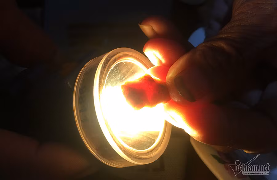 Đại gia đá đỏ đếm tiền cả ngày không hết giờ ra sao?