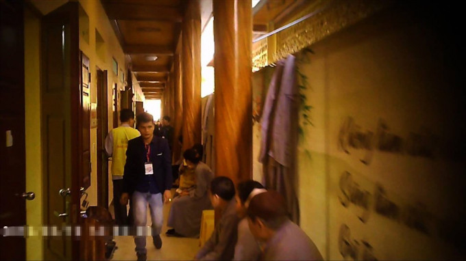 Phía bên ngoài của 3 căn phòng bí ẩn cuối cùng, trong khu thỉnh vong.