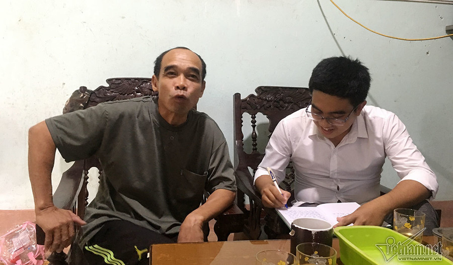 Ông Kim Văn Phong nhớ lại một thời vàng son của đá đỏ, cái duyên đến với mình về những viên đá mang màu máu. Ảnh: Quốc Huy. Đại gia đá đỏ đếm tiền cả ngày không hết giờ ra sao?